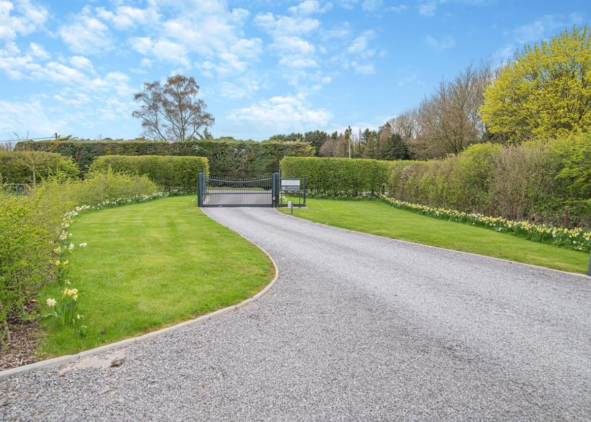 Midsomer Lodges Pilton Bagian luar foto
