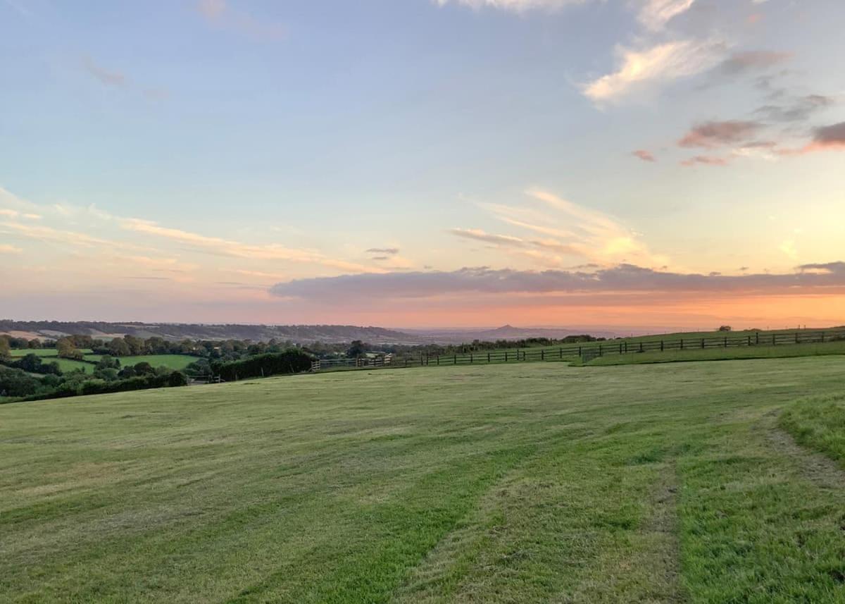 Midsomer Lodges Pilton Bagian luar foto
