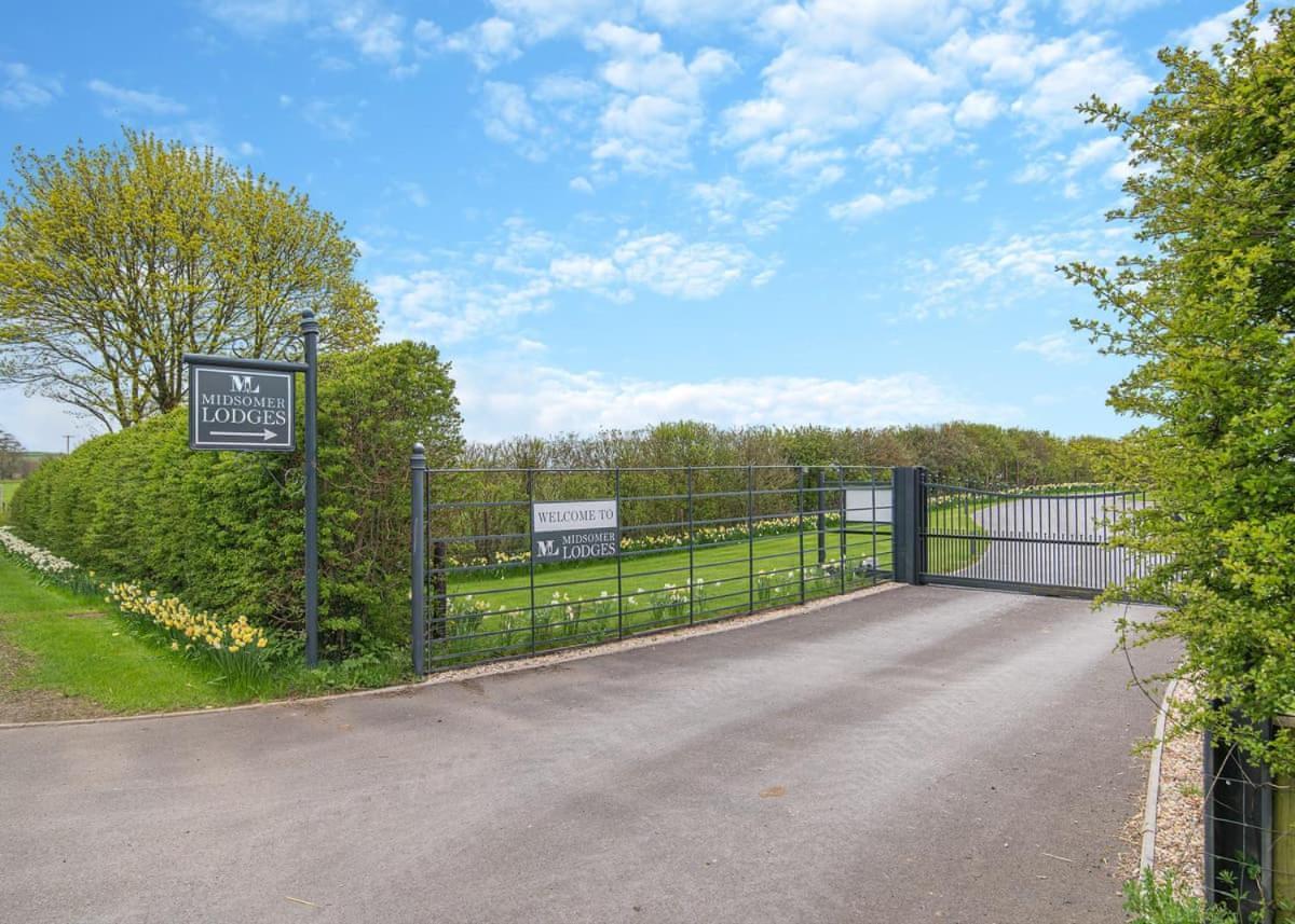 Midsomer Lodges Pilton Bagian luar foto