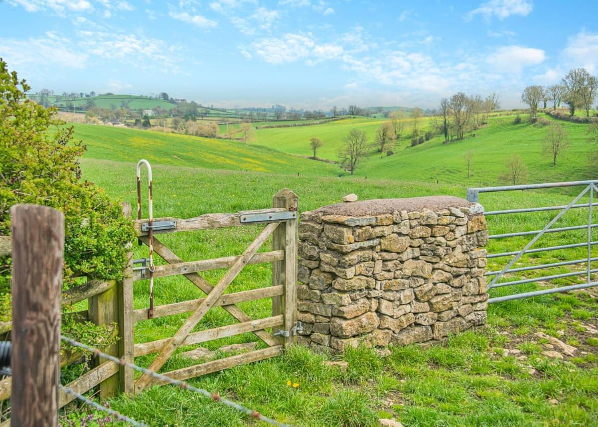 Midsomer Lodges Pilton Bagian luar foto