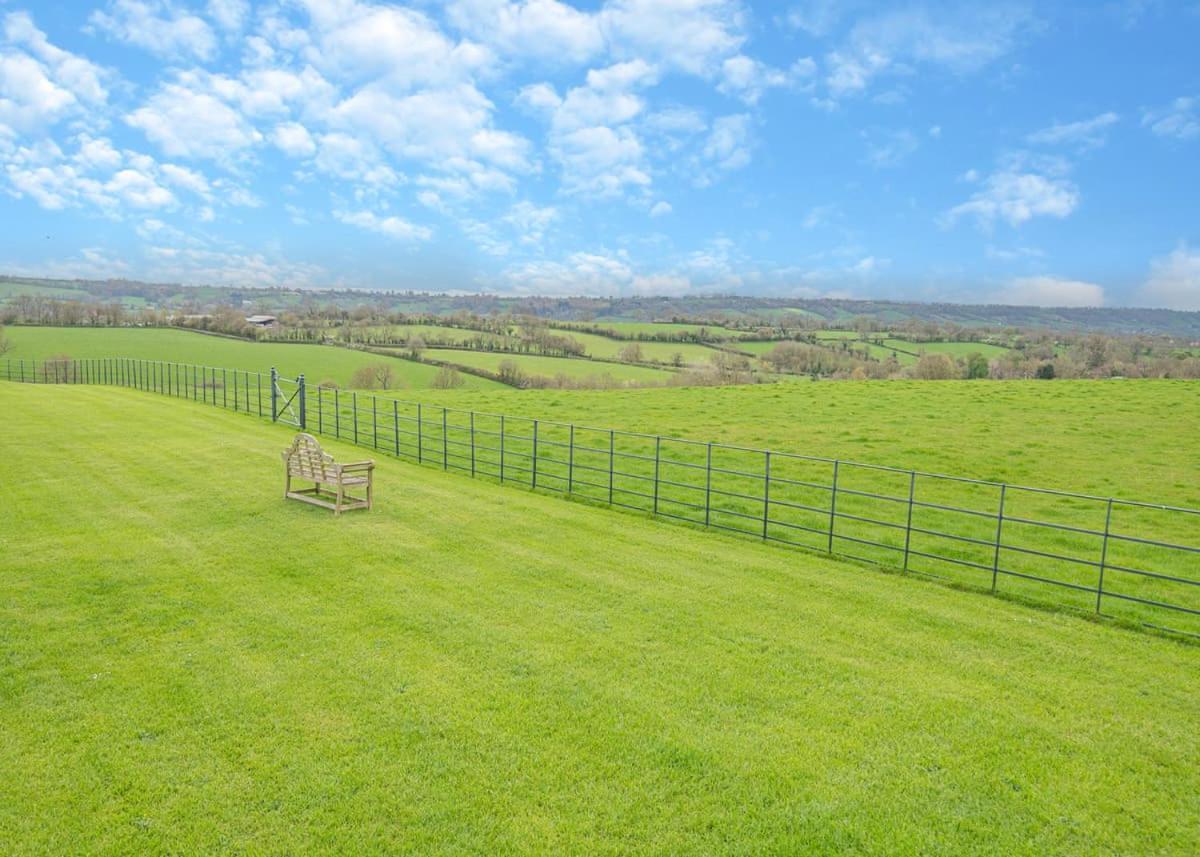 Midsomer Lodges Pilton Bagian luar foto